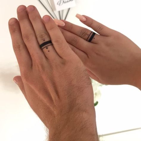 Matching Ring Tattoos Couples, Ring Tattoo Designs For Couples, Finger Couple Tattoo, Matching Ring Tattoos, Matching Finger Tattoos Couples, Couple Ring Tattoos, Tatoos Couple, Minimal Couple Tattoo, Tattoo Rings Wedding