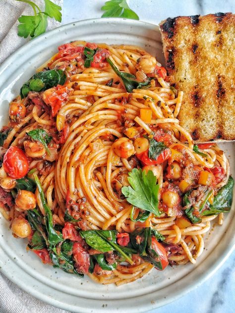 Roasted Tomato Spaghetti with Spinach and Chickpeas - Munchmeals by Janet Roasted Tomato Spaghetti, Chickpea Spaghetti, Vegan Pastas, Tomato Spaghetti, Spaghetti With Spinach, Cashew Cream Sauce, Ms Diet, Simple Pasta, Broccoli Pasta