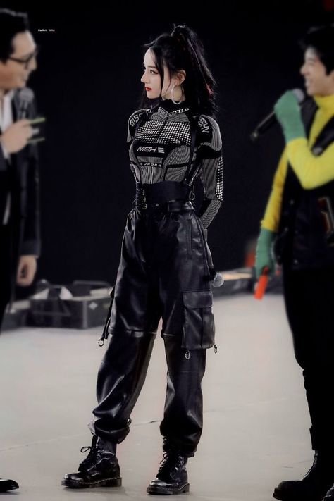 Kpop Misbhv, Misbhv Outfit Kpop, Formal Colorful Outfit, Cyberpunk Streetwear Women, Misbhv Outfit, Futuristic Fashion Women, Stage Outfits Kpop, Cyberpunk Look, Futuristic Dress