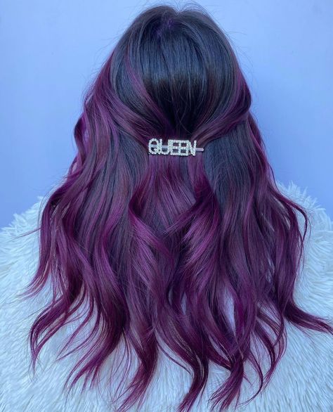 Plum Balayage with Black Roots Dark Plum Hair Color, Plum Hair Color Ideas, Plum Hair Dye, Plum Hair Color, Purple Hair Streaks, Unusual Hair Colors, Hair Color Plum, Dark Purple Hair, Plum Hair