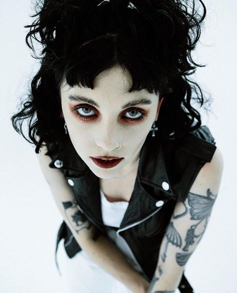 Phoenix Core, Pale Waves, 90s Grunge Hair, Transition Goals, Gothic Ideas, Punk Makeup, Robert Mapplethorpe, Alternative Makeup, Patti Smith