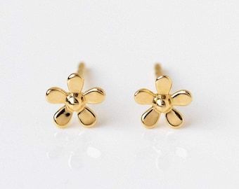 Gold Daisy Earrings, Pomegranate Jewelry, Flower Earrings Gold, Local Eclectic, Daisy Studs, Daisy Earrings, Gold Butterfly, Little Flowers, Gold Stud