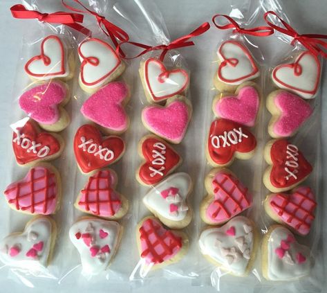 Valentine's Day Sugar Cookie Gift / party favor / heart #gadget Valentine Cookies Decorated, Valentines Day Sugar Cookies, Valentine Sugar Cookies, Valentines Baking, Mini Torte, Valentinstag Party, Valentines Sweets, Valentine Desserts, Valentines Day Desserts