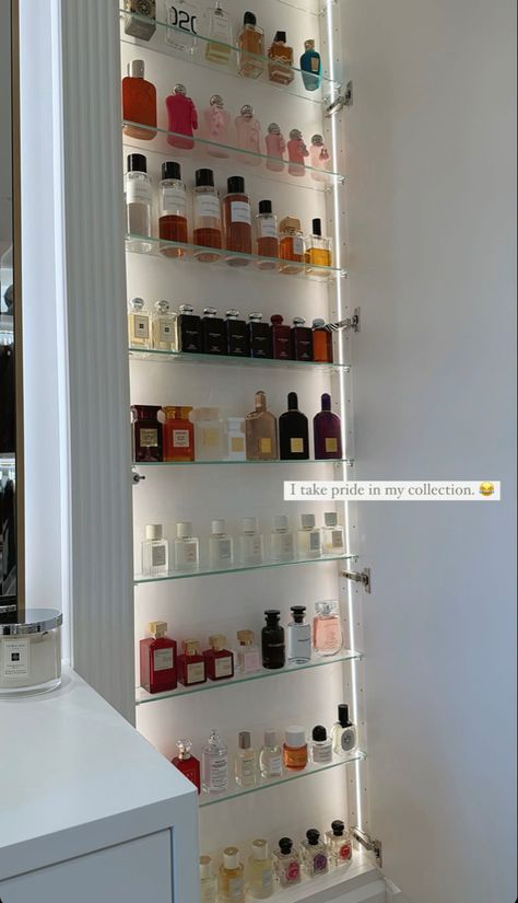 Perfume Set Up Dressing Tables, Room Perfume Organization, Fragrance Sample Storage, Perfume Collection Storage, Fragrance Display Home, Parfum Opbergen Ideas, Perfume Sample Organization, Perfume Organization Shelf, Perfume Wall Display