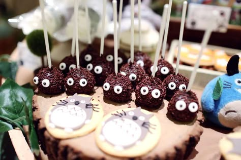 Totoro Party Decorations, Totoro Birthday Party, Cake Pops Diy, Sprite Cake, Totoro Birthday, Studio Ghibli Party, Totoro Party, Diy Cake Pops, Anime Birthday