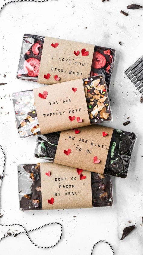 perfect homemade valentine's day gift! #homemadechocolatebars #DIYvalentinesdaygifts #valentinesday Diy Chocolate Bars, Resep Oatmeal, Joululahjat Diy, Minuman Starbucks, Chocolate San Valentin, Chocolate Bars Gift, Saint Valentin Diy, Valentines Bricolage, Homemade Chocolate Bars