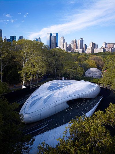 Credit: Alamy / Arcaid Images An exterior view of the Chanel Mobile Art Container in New York Architecture Cool, Zaha Hadid Architecture, Zaha Hadid Design, Pavilion Design, Container Architecture, Parametric Architecture, Zaha Hadid Architects, Mobile Art, Architecture Magazines