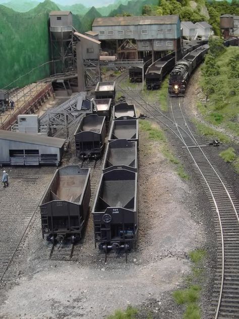 Train Yard, Model Train Table, Ho Scale Train Layout, Model Train Accessories, Garden Railroad, Ho Model Trains, Model Railway Track Plans, Hobby Trains, Toy Trains Set