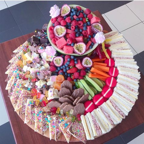 Birthday Party Food Platters, Childrens Party Food, Party Platter, Dessert Platter, Party Food Buffet, Party Food Platters, Kids Party Food, Läcker Mat, Party Platters