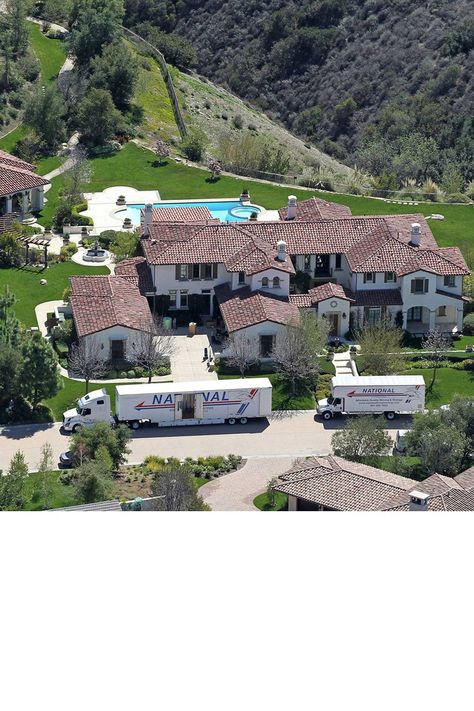 Kloe Kardashian House, Pool And Pool House, Kardashians House, Kardashian House, Khloe Kardashian House, Calabasas Homes, Kim House, Kardashian Home, Modern Luxury Bedroom