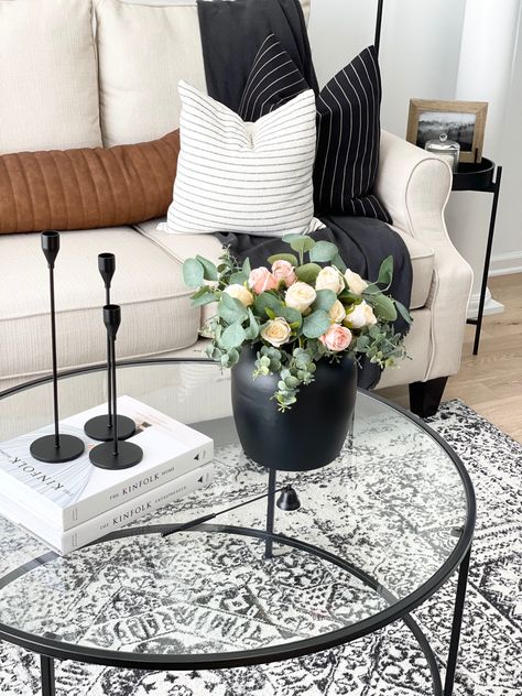 White Couch Black Coffee Table Living Room, Round Black Coffee Table Decor, Round Glass Coffee Table Decor, Glass Vase Ideas, Flowers Glass Vase, Glass Coffee Table Decor, Round Coffee Table Decor, Comfy Living Room Decor, Coffee Table Decor Living Room