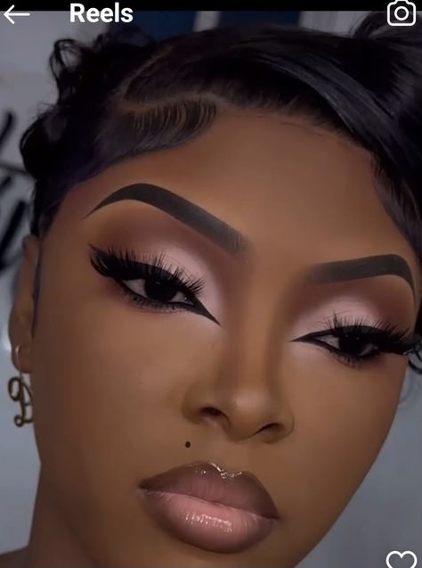 Natural Full Glam Makeup Black Women, Wedding Guest Make Up Look, Mother Of The Bride Makeup Black Women, Cute Eye Looks Eyeshadows, Bold Glam Makeup Black Women, Makeup Beats Black Women, Dark Skin Pink Makeup, Black Theme Makeup, Pink Black Makeup Looks