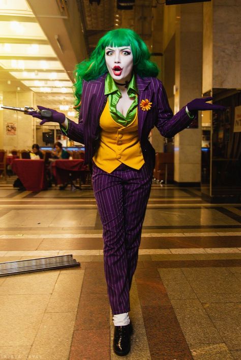 October is the perfect time to embrace your inner vamp and have fun! Here at Bullet Blues, we’re already feeling freaky and getting in the mood for a good scare. #halloween Female Joker, Joker Halloween, Joker Costume, Fest Outfits, Joker Cosplay, Fantasias Halloween, Amazing Cosplay, The Joker, Best Cosplay