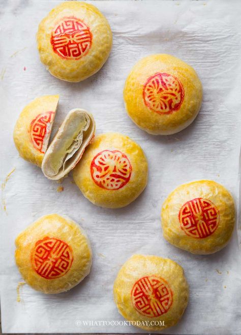 Yema Cake, Vietnamese Desserts, Asian Dessert Recipes, Moon Cake Mold, Asian Dessert, Salted Egg Yolk, Vietnamese Food, Mung Bean, Flaky Pastry