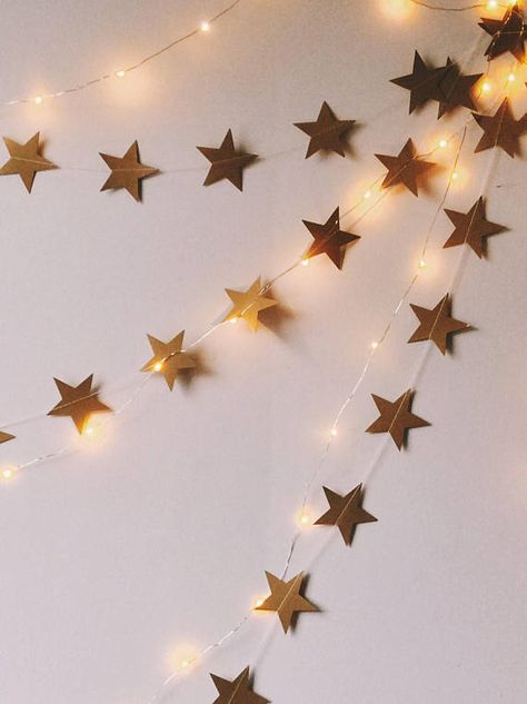 Hey, I found this really awesome Etsy listing at https://www.etsy.com/uk/listing/480745554/star-garland-christmas-decoration-star Gold Glitter Christmas, Diy Girlande, Temporary Decorating, Party Girlande, Bedroom Christmas, Diy Christmas Garland, Hanging Stars, Childs Bedroom, Star Paper