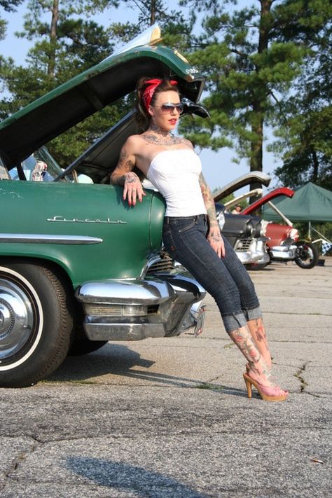 Where are those guys when you need an oil change! Moda Pin Up, Vintage Pin Ups, Mode Rockabilly, Rockabilly Baby, Pinup Photoshoot, Rockabilly Looks, Pin Up Looks, Pin Up Vintage, Rockabilly Girl