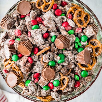 Christmas Snack Mix, Reindeer Chow, Muddy Buddies Recipe, Chocolate Dip, Bunny Chow, Honey Nut Cheerios, Christmas Snack, Chocolate Melting Wafers, Easy Christmas Treats