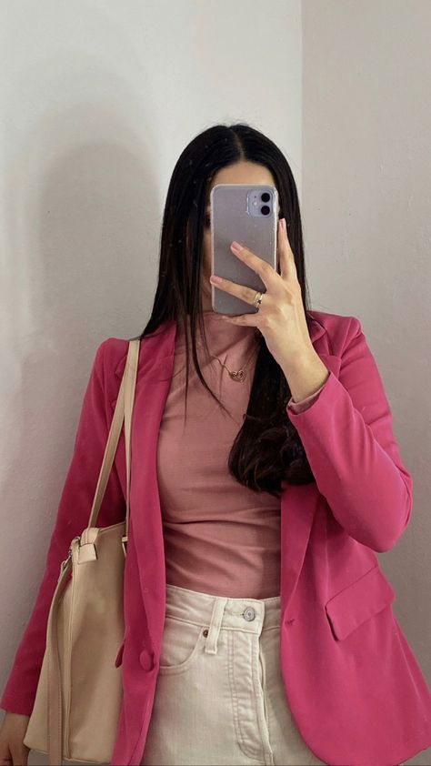 Outfit con saco rosa Outfit Sacó Rosa, Outfit Blazer Rosado, Outfit Saco Rosa, Short Rosado Outfit, Outfits Con Blazer Fucsia, Outfit Con Blazer Rosa, Outfits Color Rosa, Blazer Rosa Outfit, Outfit Rosado