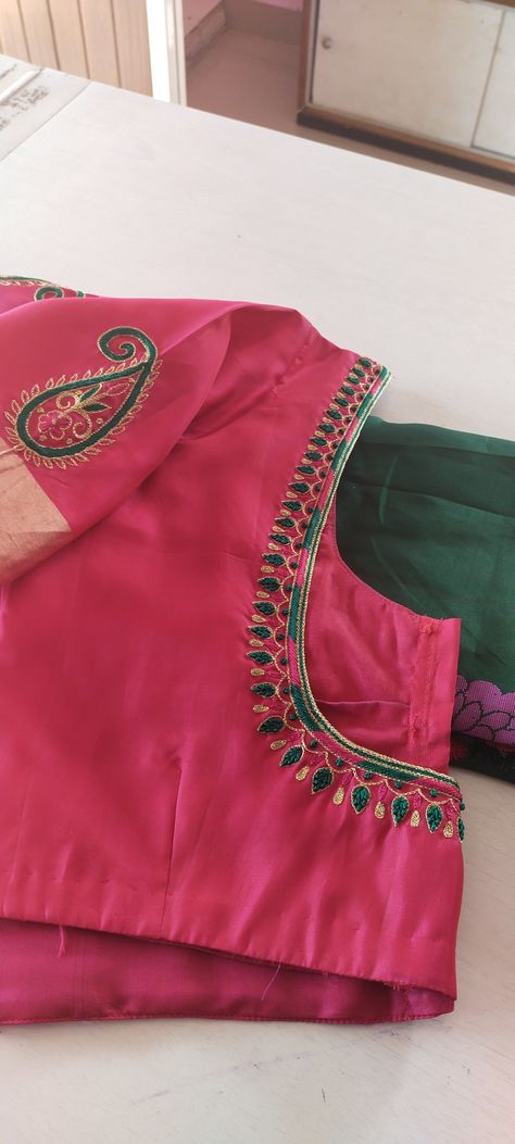 Green Saree With Pink Blouse Aari Work, Simple Tread Blouse Designs, Simple Thread Work Blouse Designs For Silk Saree, Simple Thread Work For Blouse, Very Simple Aari Thread Work Blouse Design, Simple Embroidery Blouse Designs Thread, Simple Silk Thread Aari Work Blouse, Simple Thread Work Designs For Blouses, Simple Thread Embroidery Designs Blouse For Silk Saree