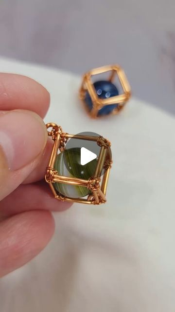 Wire Cages For Stones, Wrapping Stones With Wire, Wire Wrapped Square Stone, Diy Rock Jewelry, Wire Wrapping Stones Tutorial, Easy Wire Jewelry, Easy Wire Wrapping Stones, Stone Wrapping Tutorial, Square Stone Pendant