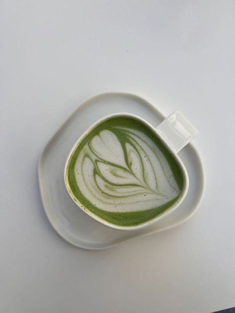 Aesthetic Sunny Day, Aesthetic Matcha Latte, Lisbon Aesthetic, Aesthetic Usa, Matcha Latte Recipe, Coffee Aesthetics, Matcha Drink, Green Drinks, Iced Matcha