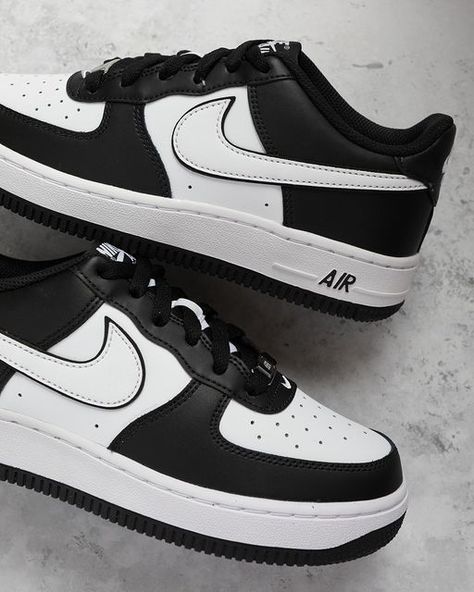 Air Force Noir, Air Force 1 Noir, Black Nike Trainers, Nike Air Force Black, Grey Marble Floor, Black Air Force 1, White Nike Air Force 1, White Nike Air Force, Black And White Trainers