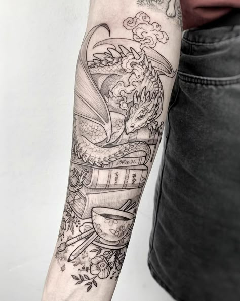 Book Dragon Tattoo, Book Inspired Tattoos, Books Tattoo, Bookish Tattoos, Book Tattoos, Tattoo Zeichnungen, Fantasy Tattoos, Geniale Tattoos, Tattoo Artwork