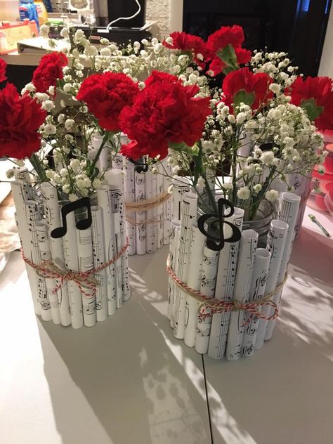 Music Centerpieces, Banquet Centerpieces, Sheet Music Crafts, Book Centerpieces, Old Book Crafts, Music Themed Parties, Tafel Decor, Music Crafts, Flower Arrangements Diy