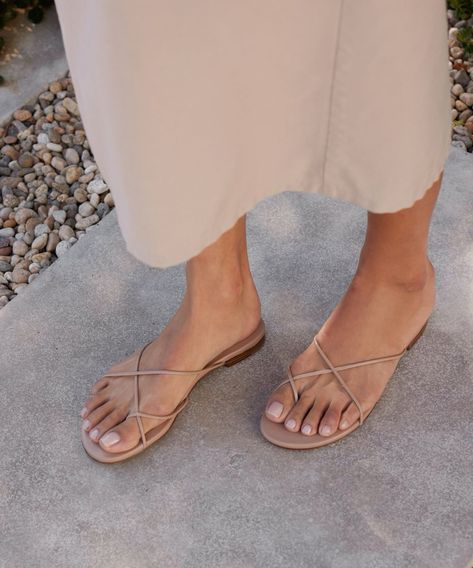 Summer Outfit Shoes, Cute Walking Sandals, Nails Foot Summer, Flat Sandals Outfit Summer, Sandals Flat Outfit, Sandals To Wear With Dresses, Elegant Sandals Flat, Strappy Sandals Outfit, 2024 Sandals