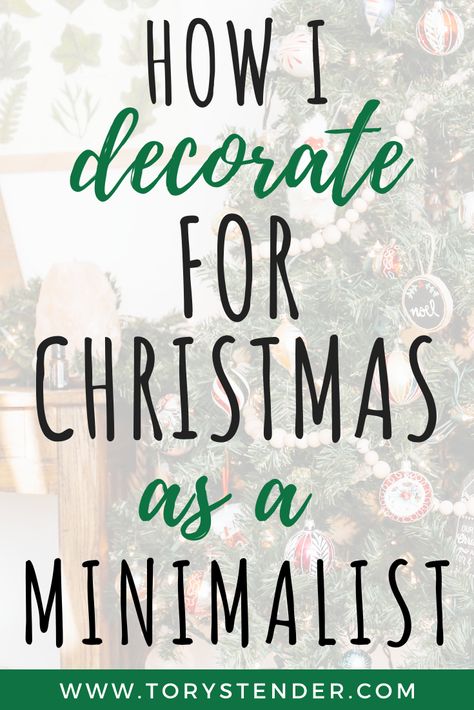 Natal, Minimum Christmas Decor, Minimalist Holiday Decor Apartment, Minimalist Garland Christmas, Simple Christmas House Decor, Simple Minimalist Christmas Decor, Simple Christmas Trees Ideas, Minimalistic Holiday Decor, Less Is More Christmas Decorating