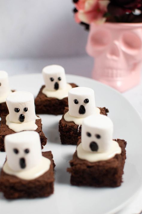 Looking for easy and fun no-bake Halloween treats for kids? Try these Spooky Halloween Ghost Brownies! They're the perfect Halloween snack or dessert. Kids can make these ghost brownie bites for a bake sale, enjoy them for a school party, or hand them out in Halloween goody bags or boxes. Add these yummy marshmallow and icing ghosts to your list of Halloween foods to try this year! Brownies For Halloween, Ghost Brownies, Halloween Dessert Ideas, Halloween Deserts, Halloween Brownies, Easy Halloween Snacks, Postres Halloween, Dessert Halloween, Halloween Snacks For Kids