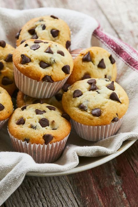 Perfect for kids and adults alike!   #chocolatechip #chocolatechipmuffins #classicmuffins #muffins Chocolate Chip Cupcakes Recipe, Dessert Lasagna, Chocolate Chip Muffins Recipe, Choc Chip Muffins, Chocolate Chip Muffin, Chocolate Chip Cupcakes, Simple Baking, Chocolate Chip Muffin Recipe, Chocolate Chip Cookie Mix