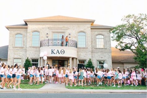 The Most Beautiful Sorority Houses in America Texas Tech Sorority, Sorority House Living Room, Sorority House Rooms, College Road Trip, Houses In America, Southern Methodist University, Sorority House, University Of Colorado Boulder, Sorority Rush