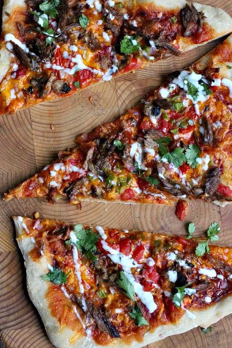 Brisket Pizza, Leftover Brisket Recipes, Pizza Doe, Bbq Leftovers, Bbq Brisket Recipes, Savory Cravings, Jalapeno Ranch Dressing, Beef Pizza, Pizza Cooking