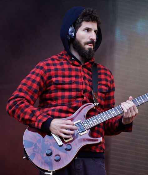 DONNINGTON, UNITED KINGDOM - JUNE 14: Brad Delson of Linkin Park performs on stage during day 2 of Download Festival at Donnington Park on June 14, 2014 in Donnington, United Kingdom. (Photo by Gary Wolstenholme) Brad Delson Linkin Park, Emily Armstrong, Joe Hahn, Brad Delson, Rob Bourdon, Download Festival, Bookcase Decor, Mike Shinoda, Guitar For Beginners