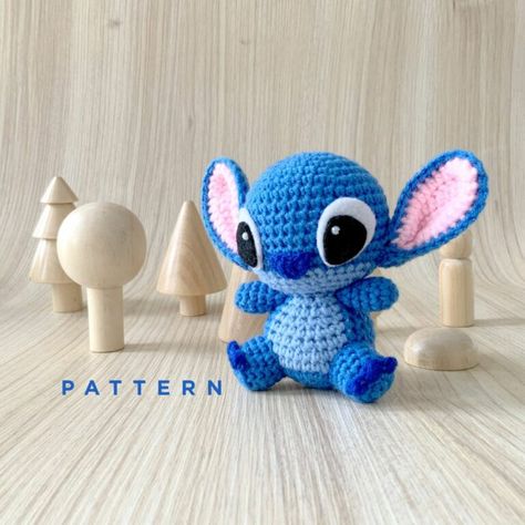 Lilo En Stitch, Crochet Dragon Pattern, Crochet Disney, Crochet Dragon, Crochet Etsy, Fun Crochet Projects, Lilo Stitch, Disney Stitch, Doll Parts