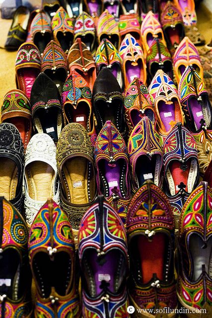 Traditional Rajasthani footwear - I love, love, love the way beauty can be incorporated into life through apparel. India Udaipur, Organo Gold, Moroccan Slippers, Colour Therapy, Unapologetically Black, Punjabi Jutti, Estilo Hippie, Bohemian Aesthetic, Market Shopping