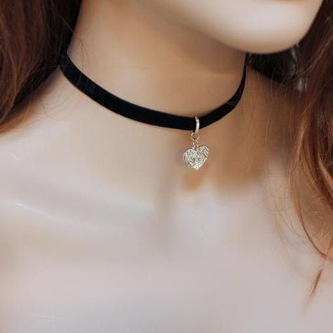 Black Choker Aesthetic, Chokers Aesthetic, Gold Heart Choker, Kalung Choker, Penyimpanan Makeup, Choker Simple, Black Velvet Choker Necklace, Velvet Choker Necklaces, Black Velvet Choker