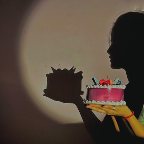 #birthday #aestheticbirthdayphoto #cake #shadow Birthday Shadow Pictures, Shadow Birthday Photoshoot, Poses With Birthday Cake, Cake Poses, Birthday Fotos, Projector Photoshoot, Projector Photography, Bday Pics, Cake Photoshoot