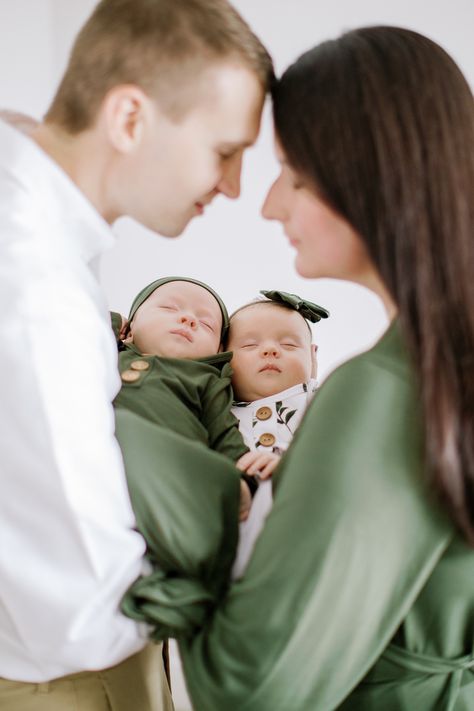 Newborn Twin Photography With Older Sibling, Family Twin Photoshoot, Newborn Twins Family Photography, Family Photoshoot With Newborn Twins, Newborn Shoot Twins, Twin Infant Photography, Twin Family Photoshoot Newborn, Twin Baby Family Photos, Infant Twins Photography