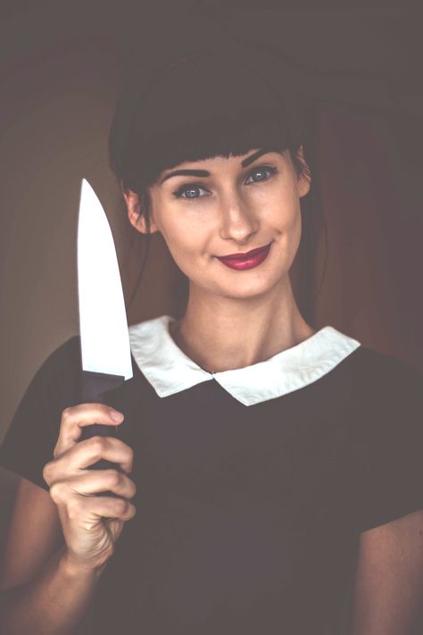 girl with knife Best Chefs Knife, Knife Drawing, Traditional Witchcraft, Master Chef, Classic Literature, Photo Reference, Drawing Tips, Kitchen Knives, Dark Art