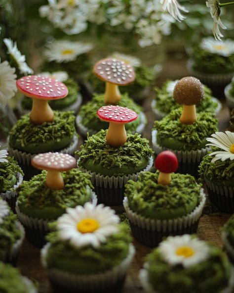 Gold Flake Cupcakes, Nature Themed Desserts, Earthy Cupcakes, Forest Themed Wedding Cake, Woodland Wedding Cake, Mushroom Chocolate, Quince Stuff, Kreative Snacks, Festival Food