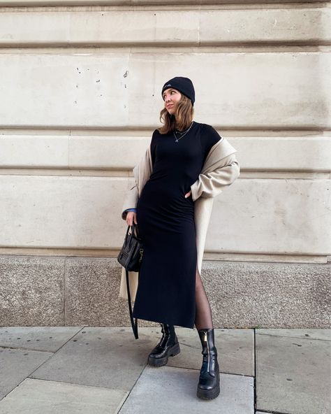 Dress Chunky Boots, Long Dress With Boots, Long Black Summer Dress, Knitted Dress Outfit, Black Summer Dress, Street Style Fall Outfits, Long Knitted Dress, Beige Coat, Winter Dress Outfits