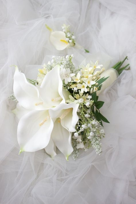 Best Bridesmaid Flowers, Bridesmaid Bouquet Beach Wedding, White Bidermaer, Lily Hand Bouquet Wedding, Faux Bridesmaid Bouquets, Elegant Bridesmaid Bouquet, One Flower Bridesmaid Bouquet, White Lily Bouquet Wedding, Wedding Flowers Hand