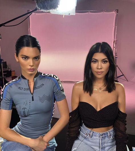 Kendall And Kourtney, Kendall Ve Kylie, Kendall Jenner Makeup, Estilo Kardashian, Kourtney Kardashian Style, Robert Kardashian, Kardashian Family, Kylie Jenner Outfits, Jenner Outfits