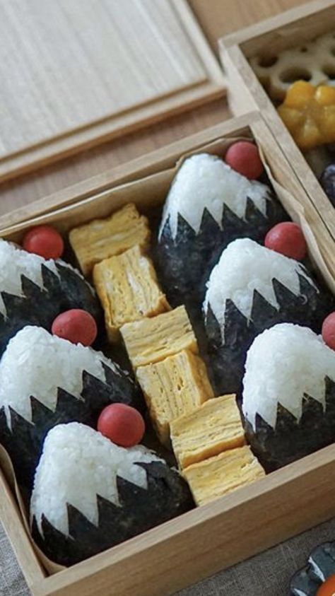 Onigiri Bento, Chef Table, Sushi For Kids, Bento Kids, Japanese Food Art, Japanese Menu, Bento Box Kids, Halloween Food Treats, Kawaii Cooking