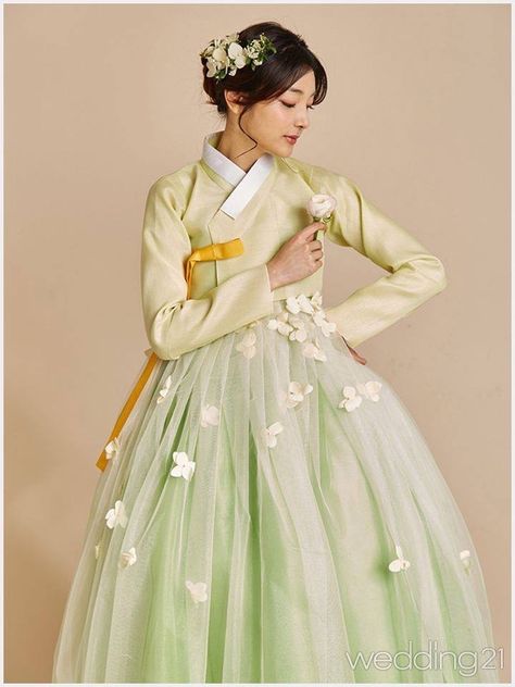 Hanbok Wedding Dress, Korean Traditional Dress Hanbok, Hanbok Wedding, Traditional Korean Clothing, Asian Traditional Fashion, Gaun Abad Pertengahan, Hanbok Traditional, Traditional Asian Dress, Korean Traditional Clothing