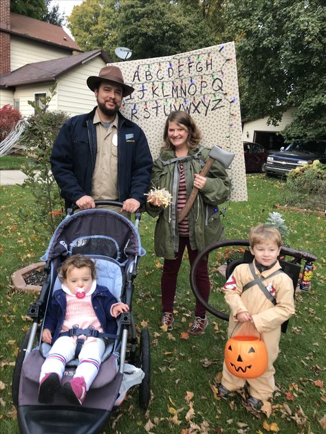 Stranger things cosplay halloween. Joyce byers, chief hopper, eleven, ghostbuster family costumes Joyce Byers Costume, Disfraces Stranger Things, Joyce Stranger Things, Chief Hopper, Partner Costumes, Stranger Things Halloween Party, Stranger Things Halloween Costume, Stranger Things Cosplay, Stranger Things Outfit