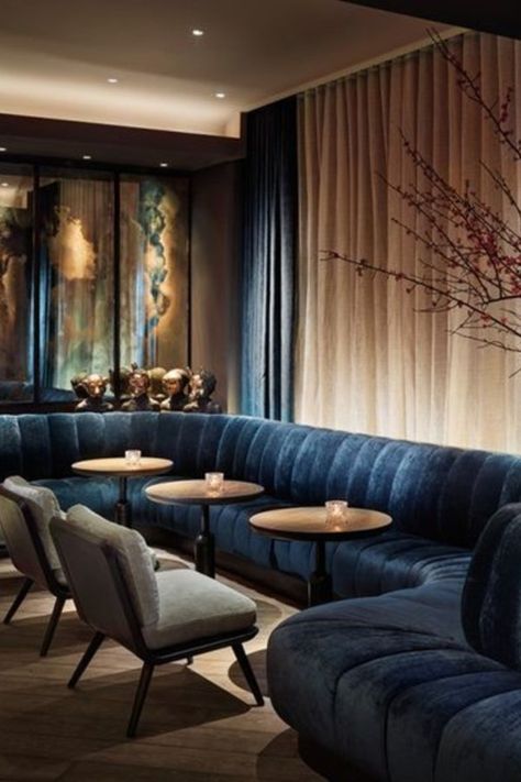 Hotels will have to focus on creating memorable experiences for their guests rather than simply offering amenities and services.  #hotelinteriordesign #hospitalitydesign #hoteldecor #luxuryhotel #luxurydecor #restaurantinteriordesign #luxuryrestaurants #modernfurniture #moderninteriordesign  #midcenturyinspiration #midcenturyfurniture #midcenturyinteriordesign #modernhotel #restaurantdecor #bluesfurniture 11 Howard Hotel, Banquette Restaurant, Design Café, Bar Interior Design, Luxury Restaurant, Lounge Bar, Hotel Interior Design, Bar Interior, Lounge Design