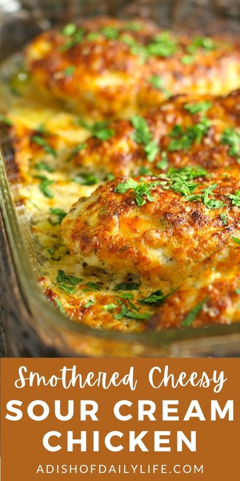 Cheesy Sour Cream Chicken, Cheesy Chicken Recipes, Smothered Chicken Recipes, Thanksgiving Turkeys, Baked Chicken Recipes Easy, Cream Chicken, Chicken Breast Recipes Baked, Sour Cream Chicken, Sour Cream Recipes